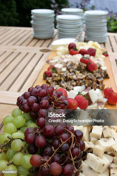 Frutas Y Queso Para Untar Foto de stock y más banco de imágenes de Aire libre - Aire libre, Alimento, Aperitivo - Plato de comida