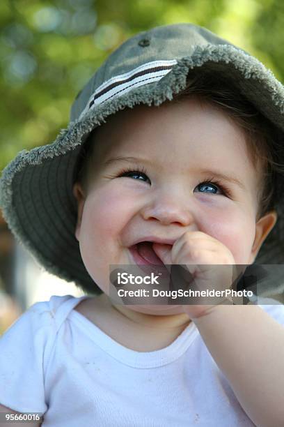 幸せな赤ちゃん - 赤ちゃんのストックフォトや画像を多数ご用意 - 赤ちゃん, 青い目, カメラ目線