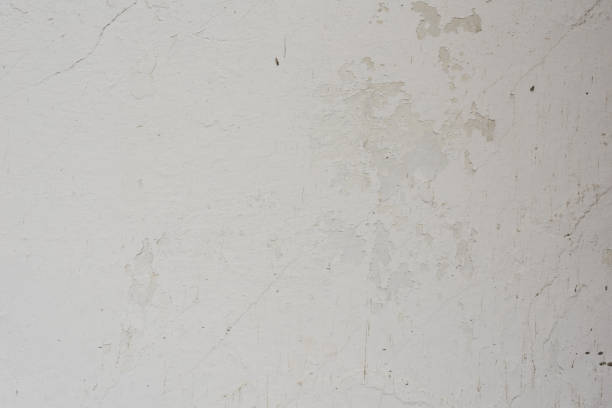istock Wall fragment with attritions and cracks 956600206