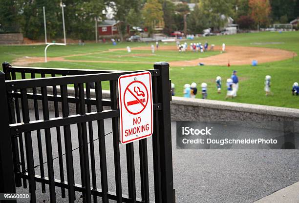 Foto de Placa De Proibido Fumar e mais fotos de stock de Placa de Proibido Fumar - Placa de Proibido Fumar, Sinal, Criança