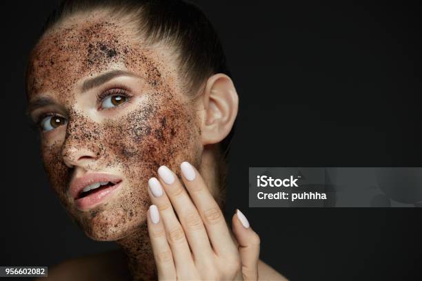 Photo libre de droit de Soin Du Visage Gros Plan Dune Belle Femme Avec Gommage Café Sur La Peau banque d'images et plus d'images libres de droit de Exfoliation