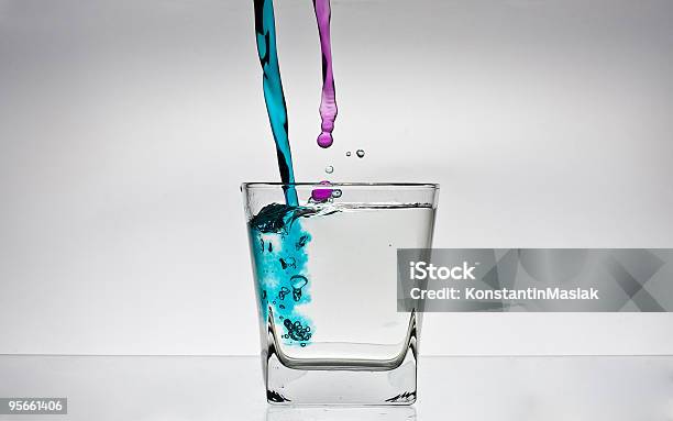 Water Splash W Szklanych - zdjęcia stockowe i więcej obrazów Bańka - Bańka, Bez ludzi, Bliskie zbliżenie