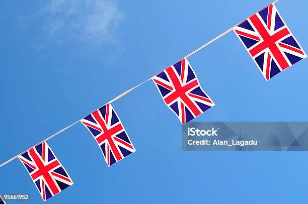 Fazendo Bandeirinha Enfeite Jersey - Fotografias de stock e mais imagens de Bandeira da Grã-Bretanha - Bandeira da Grã-Bretanha, Bandeirinha, Azul