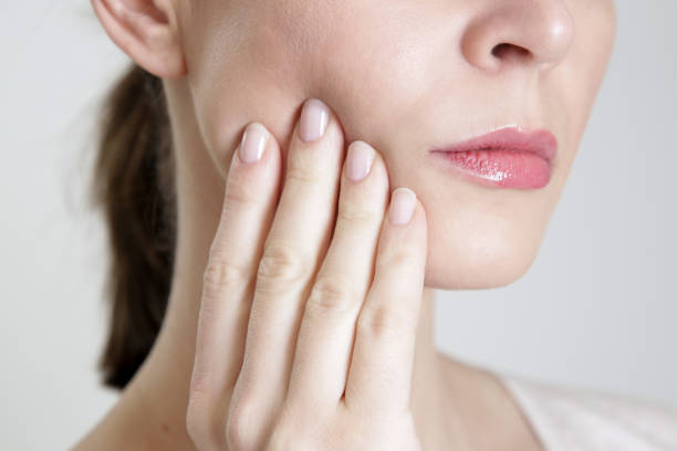 colpo in studio di giovane donna con dolore ai denti, primo - bocca umana foto e immagini stock