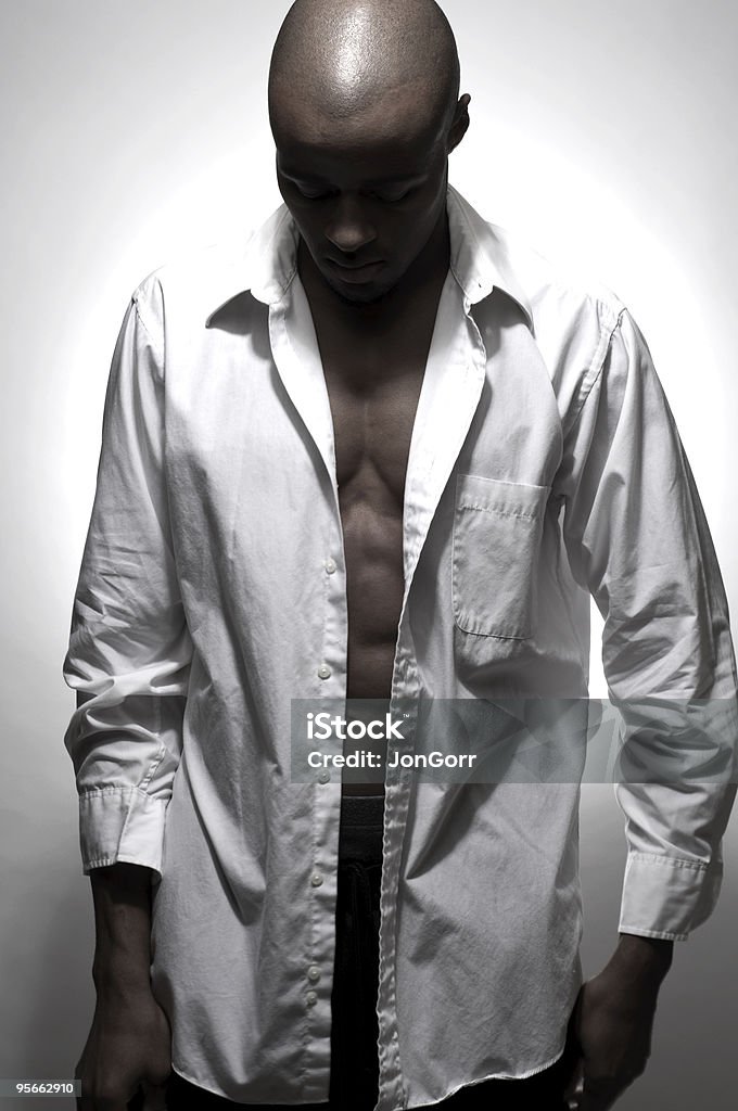 Calvo joven negro hombre mirando hacia abajo como si pulsa - Foto de stock de Sombra libre de derechos