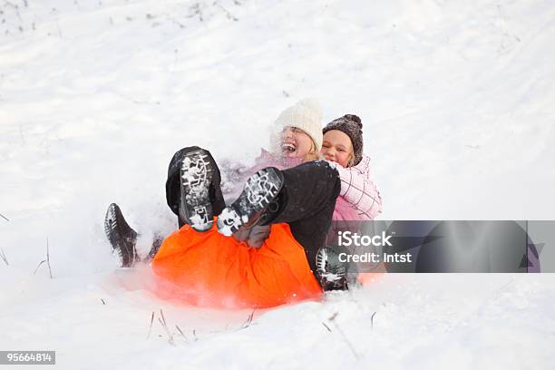 Mutter Und Tochter Spaß Im Schnee Stockfoto und mehr Bilder von 8-9 Jahre - 8-9 Jahre, Aktivitäten und Sport, Alleinerzieherin