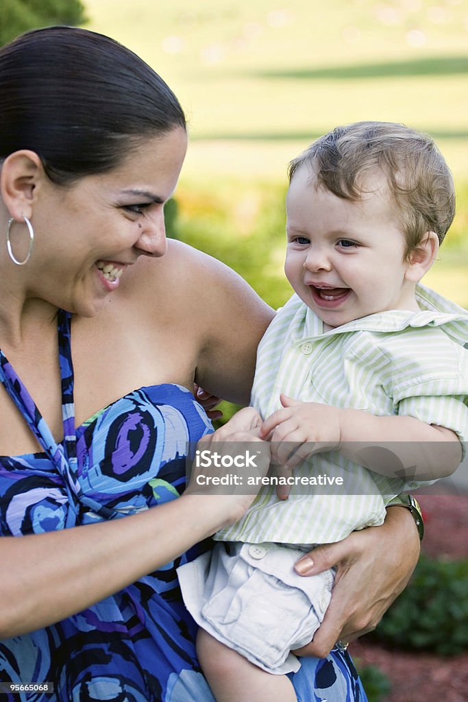 Mãe feliz segurando seu bebê - Foto de stock de Adulto royalty-free