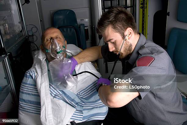 Rettungssanitäter Rettungswagen Stockfoto und mehr Bilder von Abzeichen - Abzeichen, Berufliche Beschäftigung, Blick in die Kamera