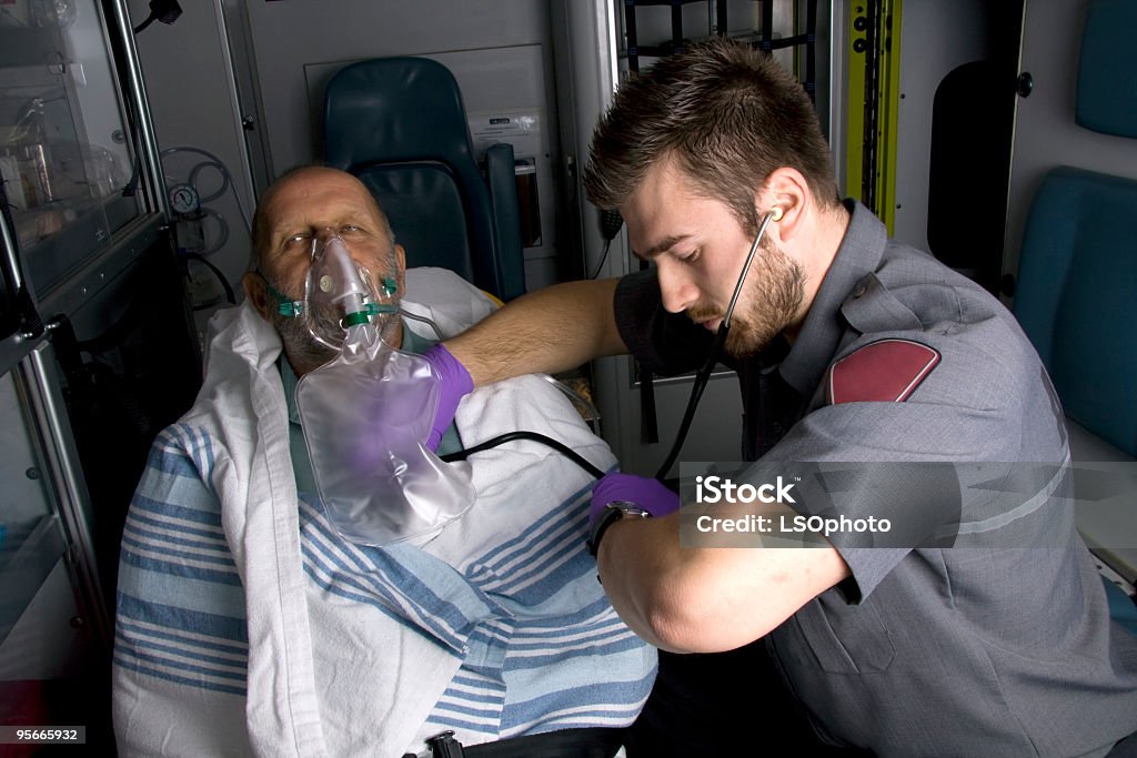 Técnico en urgencias médicas ambulancia - Foto de stock de Adulto libre de derechos