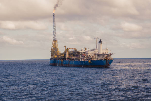 statek cysterny fpso w pobliżu platformy wiertniczej. morski przemysł naftowy i gazowy - construction platform sea drill mining zdjęcia i obrazy z banku zdjęć