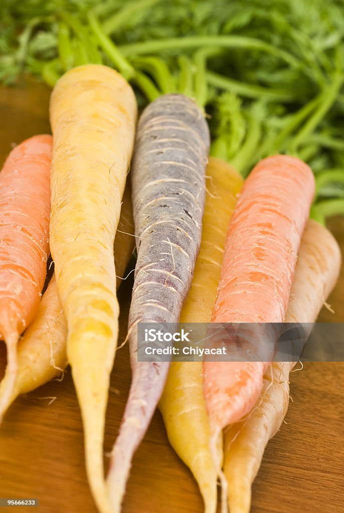 Bunte Bio Karotten - Lizenzfrei Blatt - Pflanzenbestandteile Stock-Foto