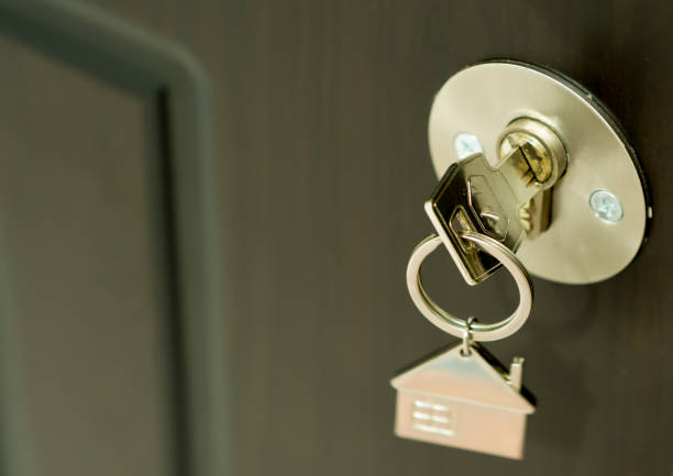 istock house doors and house-shaped key chain on 956663922