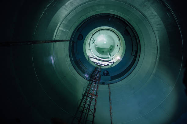 внутри недостроенного реакторного судна заброшенной аэс. вид снизу металлического купола - nuclear reactor стоковые фото и изображения
