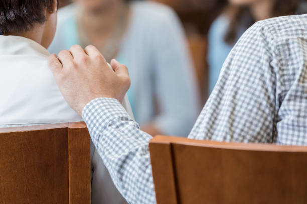 closeup of human hand on unrecognizable person's shoulder - learning education chair circle imagens e fotografias de stock