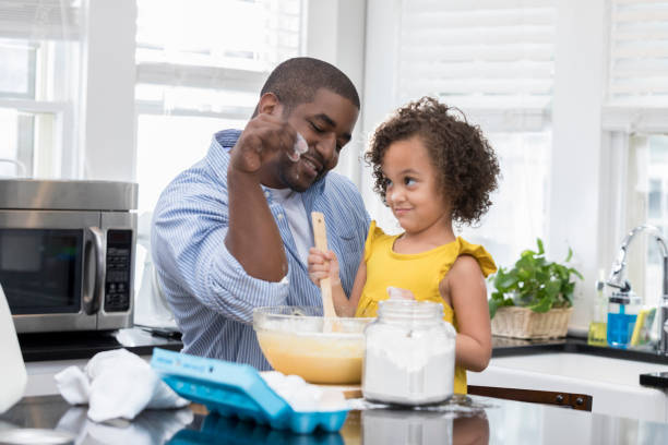 istock Single dad bakes cake with his little girl 956729588