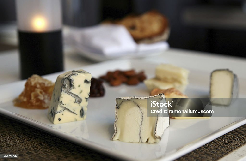 Variedade deliciosa de queijos, defumado com nozes, uvas passas e favo de mel - Foto de stock de Bebida royalty-free