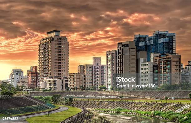 Foto de Vista Da Cidade e mais fotos de stock de Ajardinado - Ajardinado, Amarelo, Apartamento