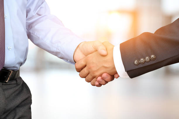 imagem de um firme aperto de mão entre dois colegas de escritório. - stability agreement handshake human hand - fotografias e filmes do acervo