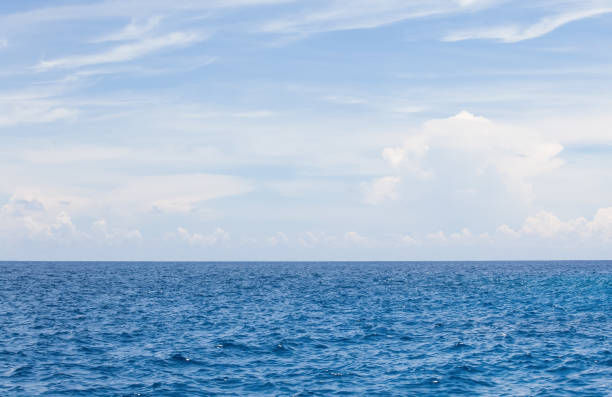 fondo de naturaleza de agua de mar azul y cielo con nubes - océano pacífico fotografías e imágenes de stock