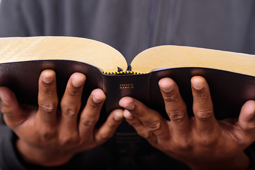 Un hombre las manos sosteniendo la Santa Biblia photo