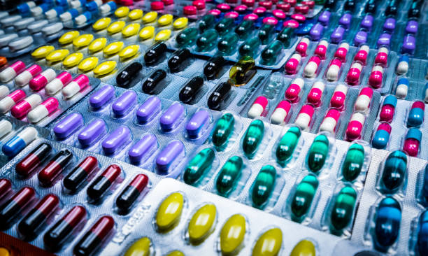 아름 다운 패턴으로 배열 하는 물집 포장 정제 및 캡슐 알 약의 화려한. 제약 산업 개념입니다. 약국 약국입니다. 불완전 하 고 제약 공장 개념에 오류입니다. - pill purple capsule vitamin pill 뉴스 사진 이미지
