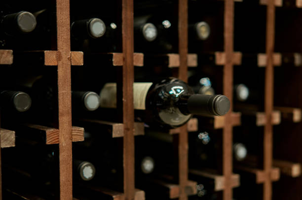 저장소에 와인의 병의 수 - wine cellar basement wine bottle 뉴스 사진 이미지