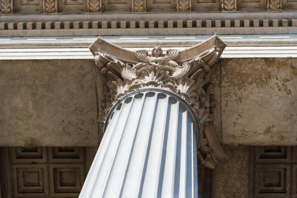 vista ad angolo basso della capitale corinzia della colonna in stile classico - colonnade column architecture austria foto e immagini stock