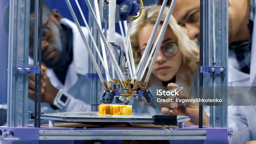 プロセスに 3次元印刷機を見ている研究者 - 素材のロイヤリティフリーストックフォト