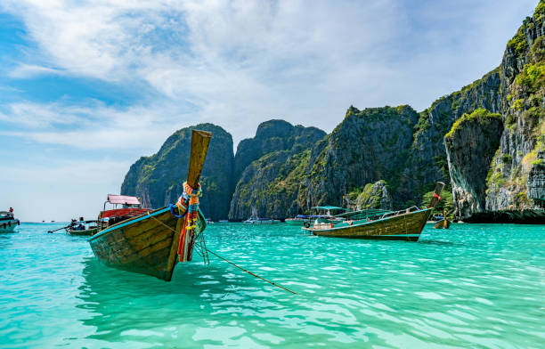 bateau de longue queue sur la plage - phuket province photos et images de collection