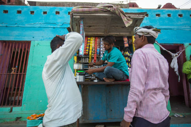 vendedor de calle en las orillas del sagrado río ganges. - 13584 fotografías e imágenes de stock