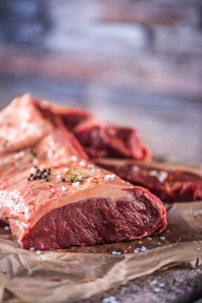 bife de olho de lombo cru com sal especiarias e ervas - eye fillet - fotografias e filmes do acervo