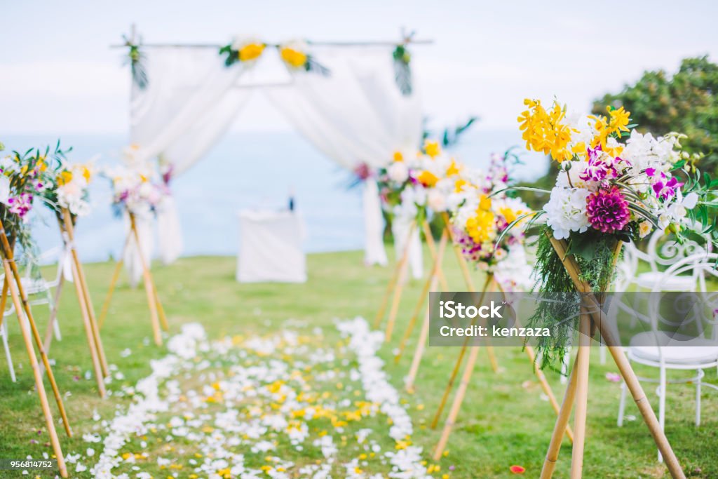 Ceremonia de boda romántica en la vista del mar de césped. - Foto de stock de Boda libre de derechos
