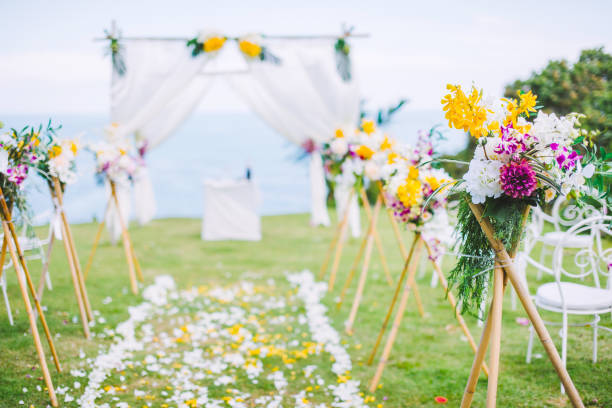 ロマンチックな結婚式の芝生の海の景色。 - 結婚式 ストックフォトと画像