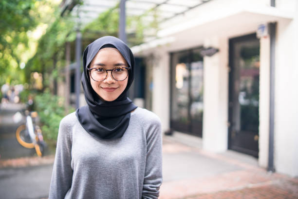 retrato de una niña musulmana segura - asiático de asia sudoriental fotografías e imágenes de stock