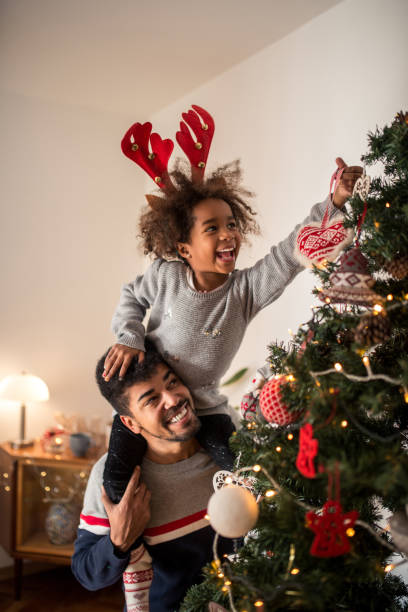 decorare l'albero di natale - christmas family child christmas tree foto e immagini stock