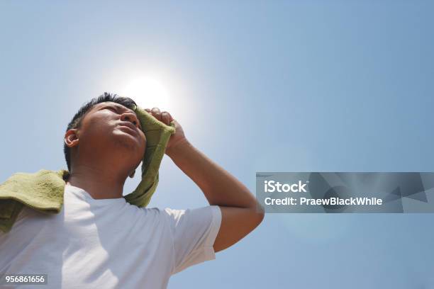 Hombre Joven Y Golpe De Calor Foto de stock y más banco de imágenes de Calor - Calor, Hipertermia, Sudor