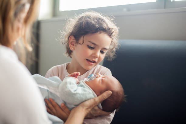 rodzina odwiedzająca po porodzie - mother offspring female baby zdjęcia i obrazy z banku zdjęć