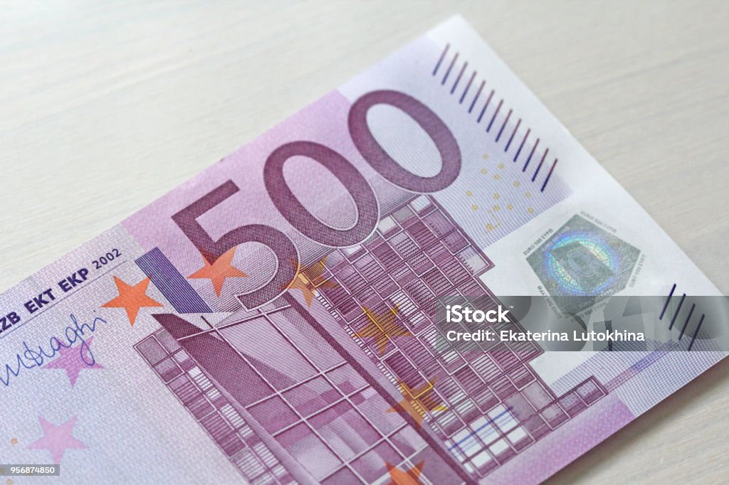 Ngắm nhìn những đồng tiền euro với nét đẹp khác lạ đến từ từng chi tiết trong thiết kế. Sự tương phản giữa màu xanh và màu đỏ của tiền cùng những chi tiết tinh xảo tạo nên một tuyệt tác của nghệ thuật tiền tệ. Chắc chắn bạn sẽ không ít lần đặt trọn tay lên đống tiền euro này.