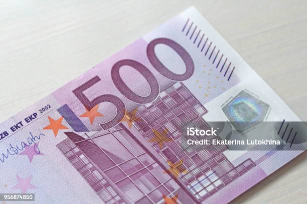 Tiền 500 Euro hình ảnh chắc chắn sẽ làm bạn say mê ngay từ cái nhìn đầu tiên. Thiết kế đơn giản nhưng sang trọng của nó khiến cho mỗi bức ảnh tiền đều là một tác phẩm nghệ thuật đích thực.