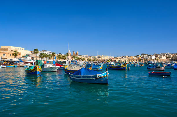 マルサシュ ロック港 - fishing village ストックフォトと画像