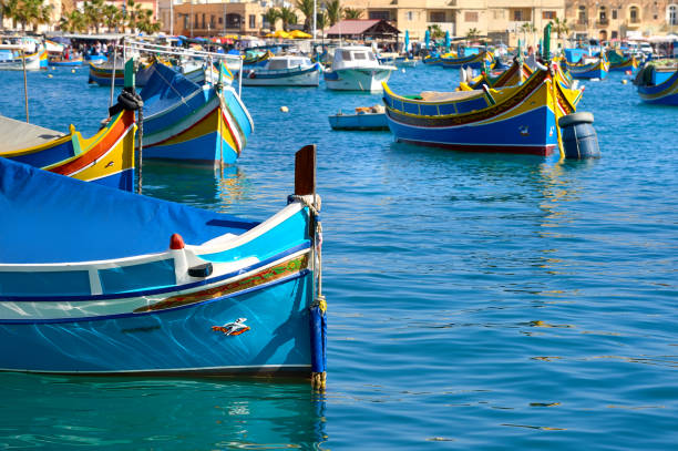 マルサシュ ロック港 - fishing village ストックフォトと画像