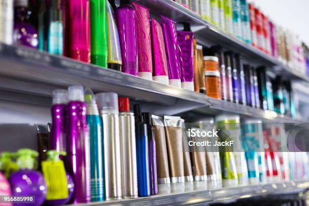 屋内化粧品ショールームでヘアケア製品棚 - 商品のストックフォトや画像を多数ご用意 - 商品, 髪, メイクアップ