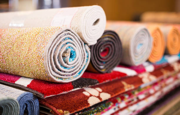 traditionelle bunte teppiche im teppichgeschäft, niemand - gemusterter teppich stock-fotos und bilder