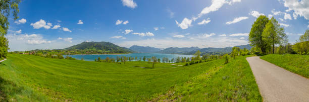 panoramiczny widok na górskie jezioro - tegernsee lake tegernsee lake mountain zdjęcia i obrazy z banku zdjęć