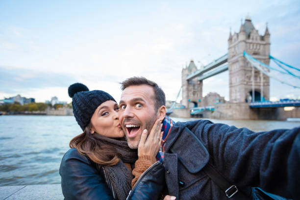 ロンドンで幸せなカップルの selfie ショット - tower bridge uk london england people ストックフォトと画像