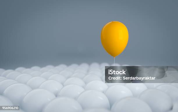 Distarti Dalla Massa E Dal Concetto Diverso - Fotografie stock e altre immagini di Palloncino - Palloncino, Giallo, Individualità