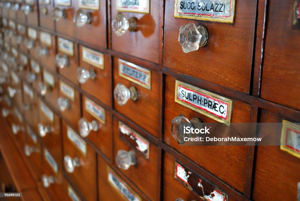 1.800 s medicamento armario de foco correcto - Foto de stock de 1920-1929 libre de derechos