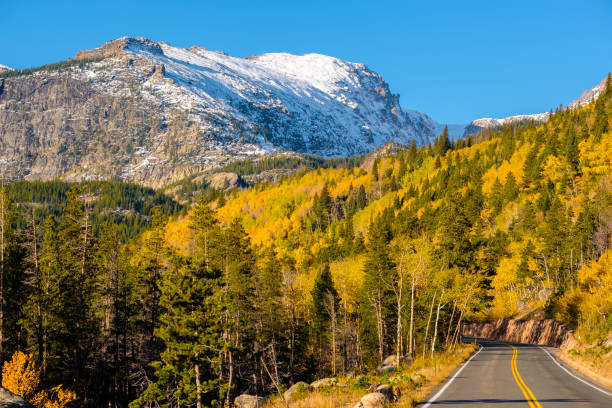 rodovia no outono, no colorado, eua. - colorado road mountain landscape - fotografias e filmes do acervo