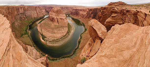 horse shoe bend - turning page fotografías e imágenes de stock