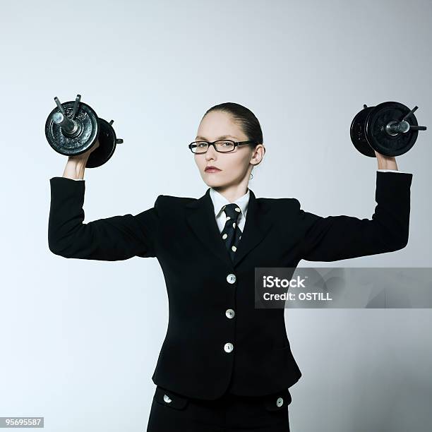 Fuertes Negocios Mujer Agarrando Pesas Foto de stock y más banco de imágenes de 20-24 años - 20-24 años, 25-29 años, 30-34 años